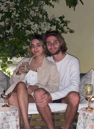 उन्होंने इसे कैप्शन दिया,  हेप्पी 2 ईयर एनिवर्सरी टू दिस एंजल. जिसे मैं अपनी जिंदगी का प्यार मानता हूं. तुम मेरी बेस्ट फ्रेंड हो और हर एक चीज में मेरी पार्टनर हो.''