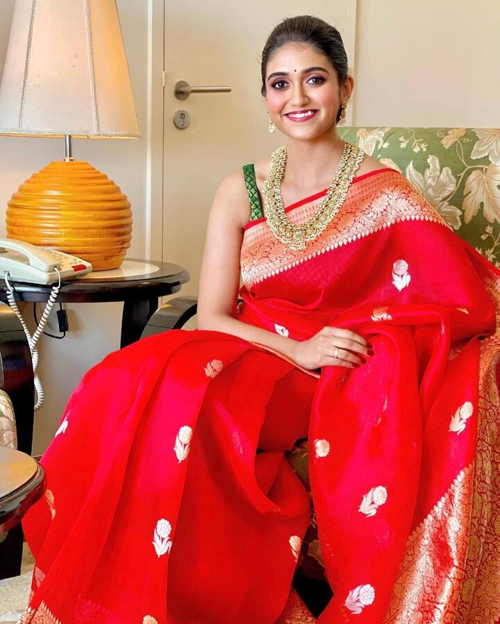 रिंकू सध्या या सिनेमाचं प्रमोशन करण्यात व्यस्त आहे. त्यानिमित्ताने रिंकूने तिचा एक खास लूक शेअर केलाय.(photo:iamrinkurajguru/ig)