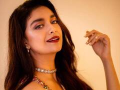 Actress Keerthy Suresh: யார் அந்த ரோஜா பூ...நடிகை கீர்த்தி சுரேஷின் லேட்டஸ்ட் க்ளிக்ஸ்