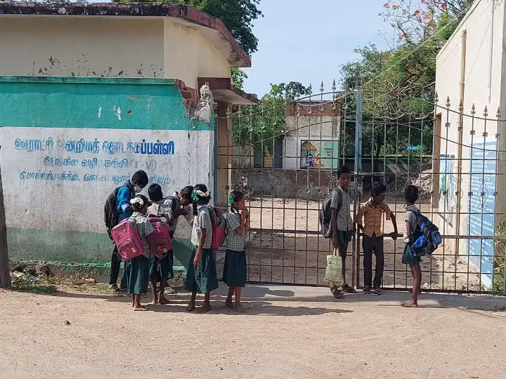 Villupuram: Dismissal of headmaster who did not open the school குறித்த நேரத்தில் பள்ளியை திறக்காத தலைமை ஆசிரியர்  சஸ்பெண்ட் - கல்வி அதிகாரி அதிரடி நடவடிக்கை