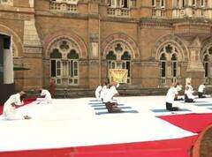 International Yoga Day 2022: રેલવે સ્ટેશન પર કર્મચારીઓએ કર્યા યોગ, જુઓ તસવીરો