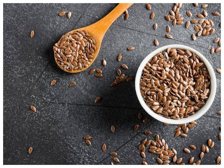 अलसी: अलसी के बीज में अल्फा-लिनोलेनिक एसिड होता है, ये एक जरूरी ओमेगा.3 फैटी एसिड है, जो एलडीएल कोलेस्ट्रॉल को कम करने के साथ साथ ट्राइग्लिसराइड्स के लेवल को भी कम करता है. इसके लिए एक गिलास गर्म पानी या दूध में एक बड़ा चम्मच अलसी का पाउडर डालें और अच्छी तरह मिलाएं. फिर इसे तुरंत पी लें.