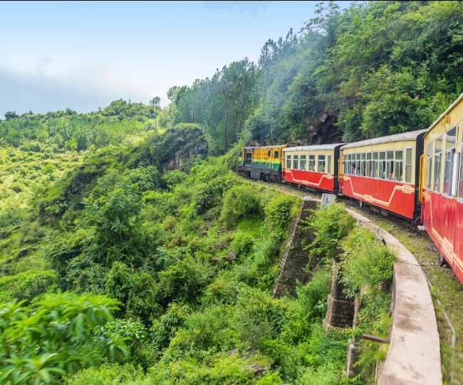 बड़ोग - फैमिली के साथ अगर छुट्टियां बिताना चाहते हैं तो बड़ोग आपके लिए परफेक्ट प्लेस साबित हो सकता है. चीड़ और देवदार के पेड़ों के बीच नेचर की खूबसूरती आपना मन मोह लेगी. चंडीगढ़ से सिर्फ 60 किलोमीटर की दूरी पर मौजूद ये जगह आपको एक अच्छा अनुभव दे सकती है. पुरानी मोनेस्ट्री, मंदिर और कैंपिंग साइट्स यहां का अट्रैक्शन है.