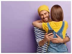 Relationship Tips: आपके रिश्ते में आ गया है कोई तीसरा, इन हरकतों से लगा सकते हैं पता