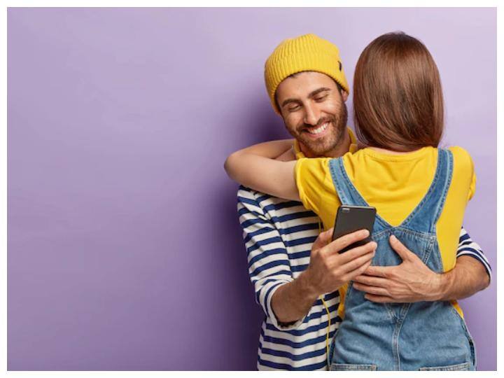 अब आपको यह समझ जाना चाहिए कि आपके रिश्ते में किसी तीसरे ने एंट्री ले ली है. आपका पार्टनर या तो आपसे दूर होना चाहता है या आपको रिलेशनशिप में धोखा देने की कोशिश कर रहा है. तो आइए जानते हैं कि आप उनकी किन किन हरकतों से ये नोटिस कर सकते हैं कि क्या आपके रिश्ते में तीसरे ने एंट्री ले ली है.