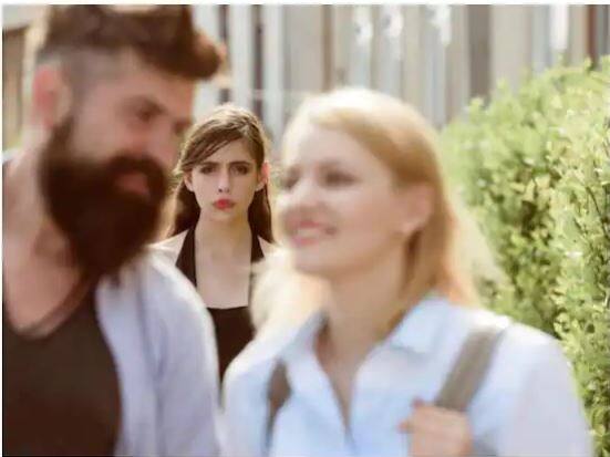 ਹੁਣ ਤੁਹਾਨੂੰ ਸਮਝ ਲੈਣਾ ਚਾਹੀਦਾ ਹੈ ਕਿ ਤੁਹਾਡੇ ਰਿਸ਼ਤੇ ਵਿੱਚ ਕਿਸੇ ਤੀਜੇ ਨੇ ਐਂਟਰੀ ਲੈ ਲਈ ਹੈ। ਤੁਹਾਡਾ ਪਾਟਨਰ ਜਾਂ ਤਾਂ ਤੁਹਾਡੇ ਤੋਂ ਦੂਰ ਜਾਣਾ ਚਾਹੁੰਦਾ ਹੈ ਜਾਂ ਰਿਲੇਸ਼ਨਸ਼ਿਪ ਵਿੱਚ ਤੁਹਾਨੂੰ ਧੋਖਾ ਦੇਣ ਦੀ ਕੋਸ਼ਿਸ਼ ਕਰ ਰਿਹਾ ਹੈ।