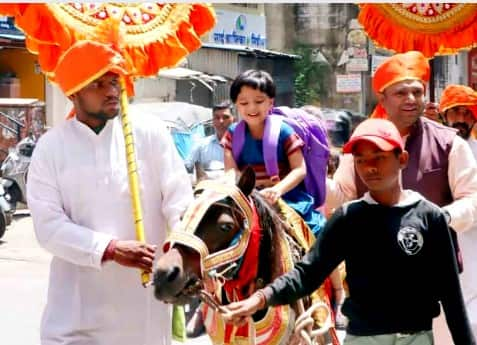 maharashtra news pune news mira shah school entry School First Day:  पुणेकरांचा नाद नाय! हातात बॅग, बाजूला अब्दागिरी अन् लाडक्या लेकीनं केला थेट घोड्यावरुन शाळेत प्रवेश