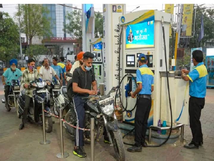 Petrol Diesel Price in 02 December 2022 after check latest price of metro cities know details Marathi News Petrol Diesel Price: तेल कंपन्यांनी जाहीर केले पेट्रोल आणि डिझेलचे नवे दर; तुमच्या शहरातील दर, जाणून घ्या