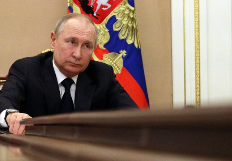 Speculations around Russian President Vladimir Putin health raise after a video from Kremlin goes viral Vladimir Putin: ரஷ்ய அதிபர் புடின் உடல்நிலை மோசம்? பரவும் புதிய தகவல்கள்..  வைரலாகும் வீடியோ!
