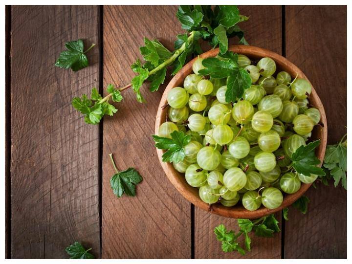 आंवला: आंवला जरूरी अमीनो एसिड और एंटीऑक्सिडेंट से भरपूर होता है, जो आपके कोलेस्ट्रॉल के स्तर को कम करने के लिए बहुत अच्छा है. ताजे आंवला खाएं या रोजाना 1 चम्मच सूखे आंवले के साथ एक गिलास गुनगुना पानी पिएं.