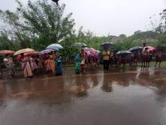 PHOTO : जमीन मालक विद्यार्थ्यांच्या आडवा, शाळेचा पहिला दिवस भरपावसात