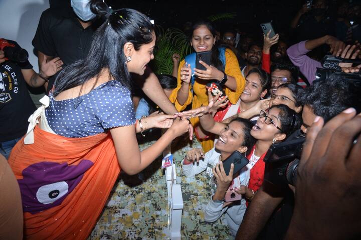 ఈ సందర్భంగా అభిమానులు ఆమె పుట్టినరోజుని సెలబ్రేట్ చేశారు.