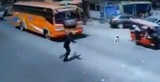 Watch: Salute! Traffic policeman saves child's life by playing on life, video goes viral Watch: Salute! ਟ੍ਰੈਫਿਕ ਪੁਲਿਸ ਜਵਾਨ ਨੇ ਜਾਨ 'ਤੇ ਖੇਡ ਕੇ ਬਚਾਈ ਬੱਚੇ ਦੀ ਜਾਨ, ਵੀਡੀਓ ਹੋਈ ਵਾਇਰਲ