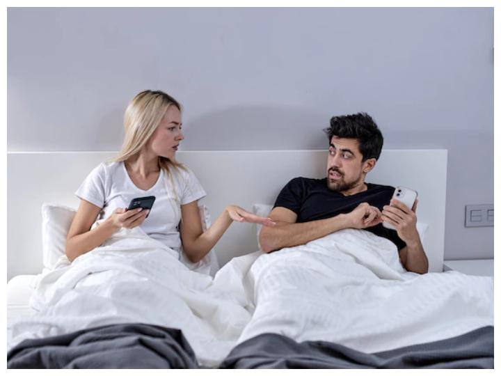 बिहेवियर में बदलाव: जब आप रिश्ते में होते हैं तो आप अपने पाटर्नर की हर हरकतों से वाकिफ होते हैं पर उन्हीं हरकतों में कुछ बदलाव देखने को मिल जाए तो समझ जाएं कि उनकी लाइफ में किसी दूसरे ने आपकी जगह एंट्री लेली है.