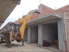 Sambhal News: अवैध निर्माण पर चला बुलडोजर, 4 इलाकों में बिना नक्शा पास कराए बन रहे कॉम्प्लेक्स को किया ध्वस्त