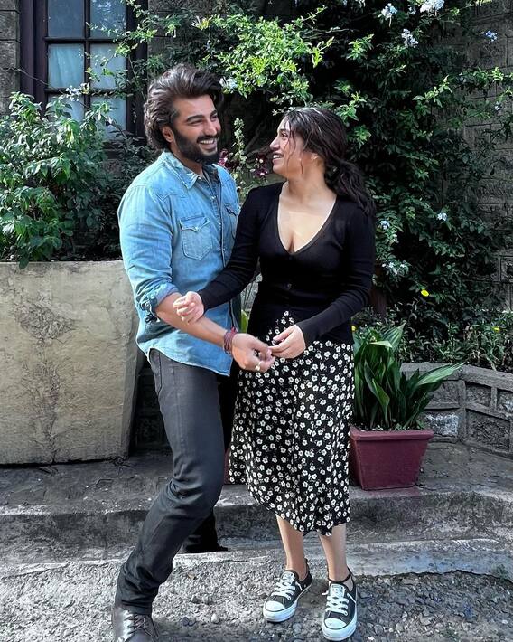 The Lady Killer: शूटिंग के दौरान एक दूसरे की आंखों में खोए अर्जुन कपूर और भूमि पेडनेकर, 'द लेडी किलर' के सेट से सामने आई ये फोटोज