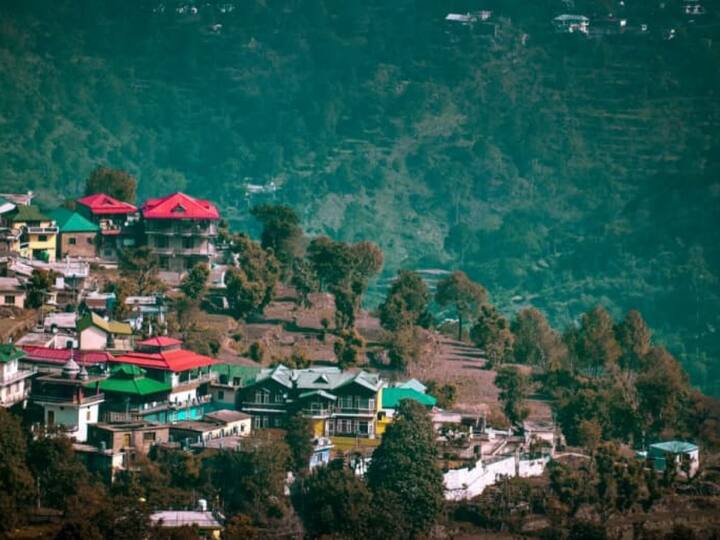 कसौली - कसौली टूरिस्ट का ऑलटाइम फेवरेट स्पॉट है. यहां आपको ब्रिटिशराज और मुगल शासन की धरोहरें दिख जाती हैं. इसके अलावा मॉल रोड पर एक बड़ी फूड वैरायटी मिलेगी. साथ ही यहां हाइकिंग का क्रेज जगजाहिर है.