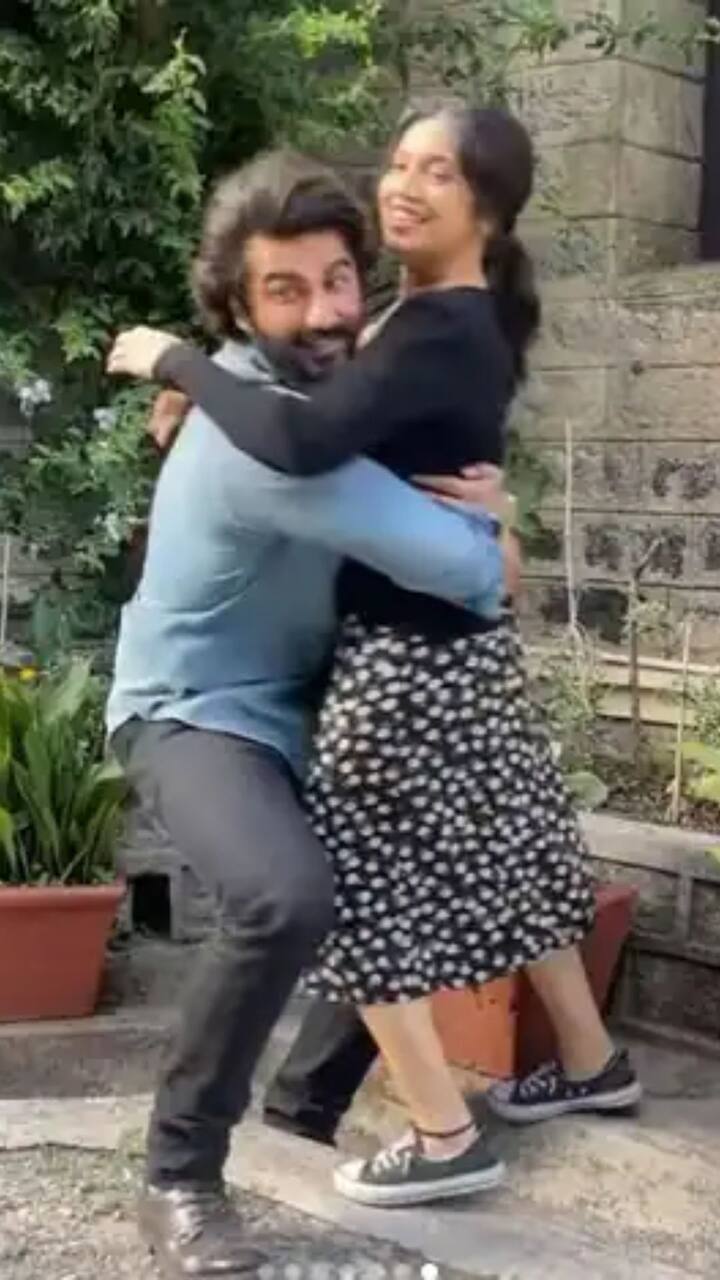 ਇਨ੍ਹਾਂ ਤਸਵੀਰਾਂ 'ਚ ਦੋਵੇਂ ਇਕੱਠੇ ਮਸਤੀ ਕਰਦੇ ਵੀ ਨਜ਼ਰ ਆ ਰਹੇ ਹਨ। ਪਹਿਲੀ ਵਾਰ ਅਰਜੁਨ ਕਪੂਰ ਨਾਲ ਭੂਮੀ ਪੇਡਨੇਕਰ ਦੀ ਜੋੜੀ ਫਿਲਮੀ ਪਰਦੇ 'ਤੇ ਨਜ਼ਰ ਆਵੇਗੀ।