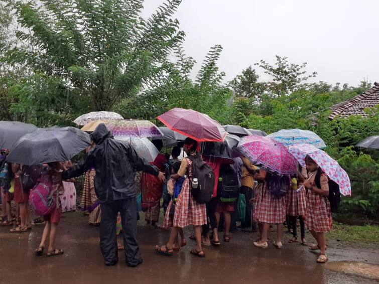 Ratnagiri News : The students out of the school in rain on the first day of school, as the landlord blocked the way Ratnagiri News : शाळेच्या पहिल्याच दिवशी जमीन मालकाने विद्यार्थ्यांचा मार्ग रोखला, भर पावसात विद्यार्थी शाळेबाहेर