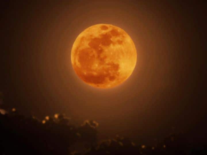 strawberry super moon 2022 lights up the night sky on june 14 see first pics marathi news Strawberry Moon 2022 : पौर्णिमेच्या सायंकाळी आकाशात दिसला 'स्ट्रॉबेरी मून', फोटो सोशल मीडीयावर व्हायरल, पाहा याची पहिली झलक!