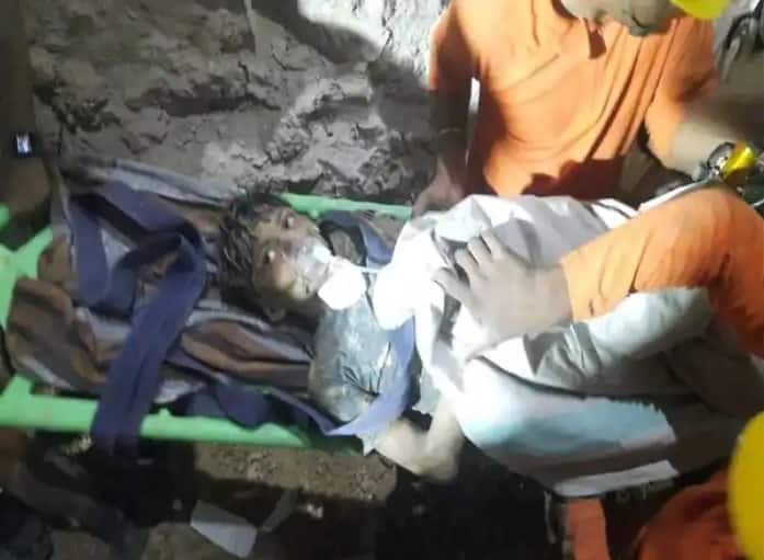 Chhattisgarh: 10 yr old boy who fell into a borewell successfully rescued after over 100 hours of operation Rahul Rescue: 500 સ્ટાફ અને 104 કલાક ઓપરેશન, સાપ અને દેડકા વચ્ચે ફસાયેલા રાહુલનો આ રીતે બચાવાયો જીવ