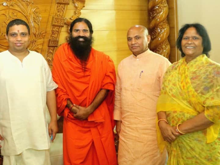 यह तस्‍वीर हरिद्वार स्‍थ‍ित पतंजलि योगपीठ की है. इसमें बाबा रामदेव और आचार्य बालकृष्ण के साथ केंद्रीय मंत्री आरसीपी सिंह और उनकी पत्‍नी नजर आ रहे हैं.