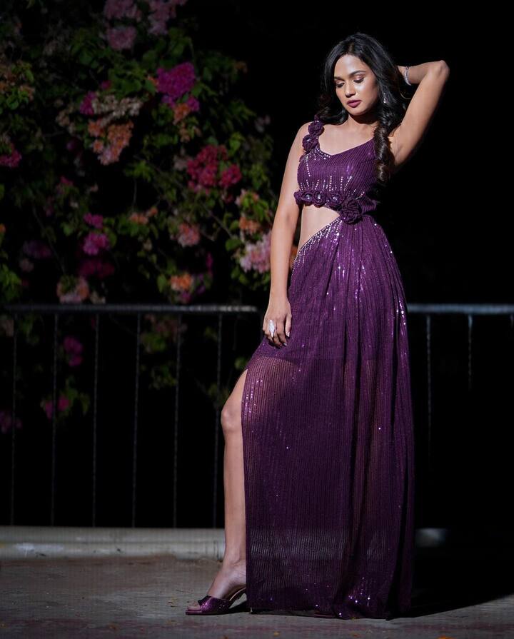 బిగ్ బాస్ ఓటీటీలో కూడా అలరించింది. టాప్ 4 లో నిలిచి మళ్లీ తన స్థానాన్ని నిలబెట్టుకుంది.   -Image Credit:Ariyana Glory/Instagram