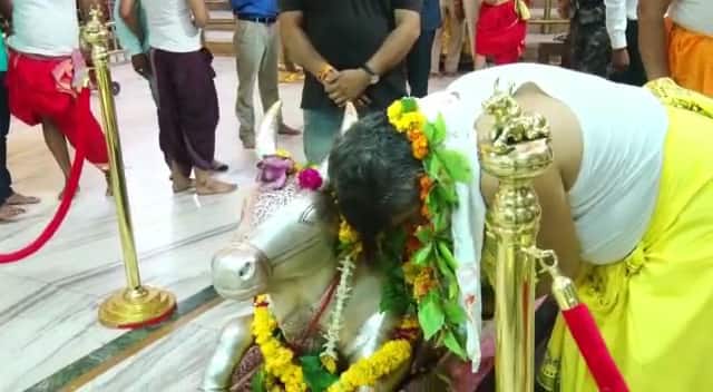 इंदौर में महापौर प्रत्याशी की घोषणा के बाद बीजेपी के राष्ट्रीय महासचिव कैलाश विजयवर्गीय भगवान महाकाल की शरण में पहुंचे. उन्होंने मीडिया से चर्चा के दौरान कहा कि जनता ने बीजेपी के कार्यकाल में विकास देखा है इसलिए प्रत्याशी लाखों से जीतेंगे.