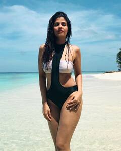 Shreya Dhanwanthary Photos: బికినీలో 'ఫ్యామిలీ మ్యాన్' బ్యూటీ రచ్చ