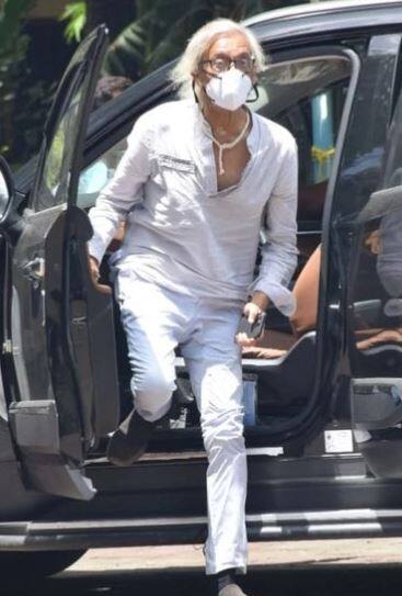 फिल्मकार सुधीर मिश्रा की मां का कल यानी मंगलवार सुबह निधन हो गया था. आज उनकी मां का अंतिम संस्कार मुंबई में किया गया.