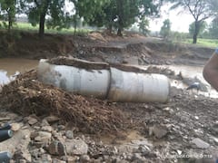 Buldhana Rain : सिंदखेडराजामध्ये भोगावती नदीवरील तात्पुरता पूल वाहून गेला तर पुरात दोन शेतमजूर वाहून जाताना बचावले