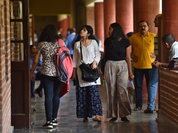 Delhi University Students will get printed degrees in year of DU Convocation in first time Delhi University Degree: डीयू के दीक्षांत समारोह में इस बार मिलेंगी प्रिंटेड डिग्री, कॉलेज को रोस्टर से मिलेंगे प्रमाण-पत्र