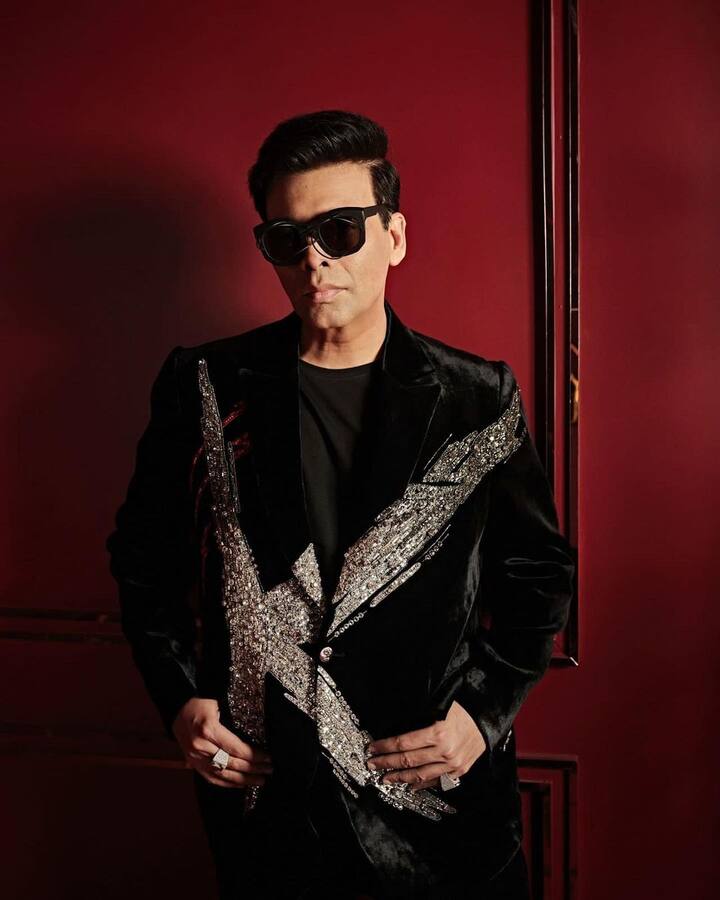 हा शो बंद होणार आहे, अशी चर्चा काही दिवसांपूर्वी सोशल मीडियावर झाली होती. पण नंतर करणनं या कार्यक्रमाच्या नव्या सिझनबाबत माहिती दिली होती.  'कॉफी विथ करण 7'चा प्रिमिअर हा 7 जुलै रोजी होणार आहे. (photo:karanjohar/ig)