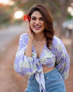 Shraddha Das Photos: పూల టాప్, చెవిలో పువ్వు , గుండెల్లో గిటార్ మోగిస్తోన్న శ్రద్ధాదాస్