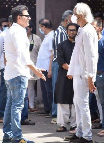इस दौरान फिल्मकार की मां के अंतिम संस्कार में बॉलीवुड के कई जानमाने चेहरे नजर आए, जिनमें अरबाज खान, अनुभव सिन्हा सहित कई सेलेब नजर आए.