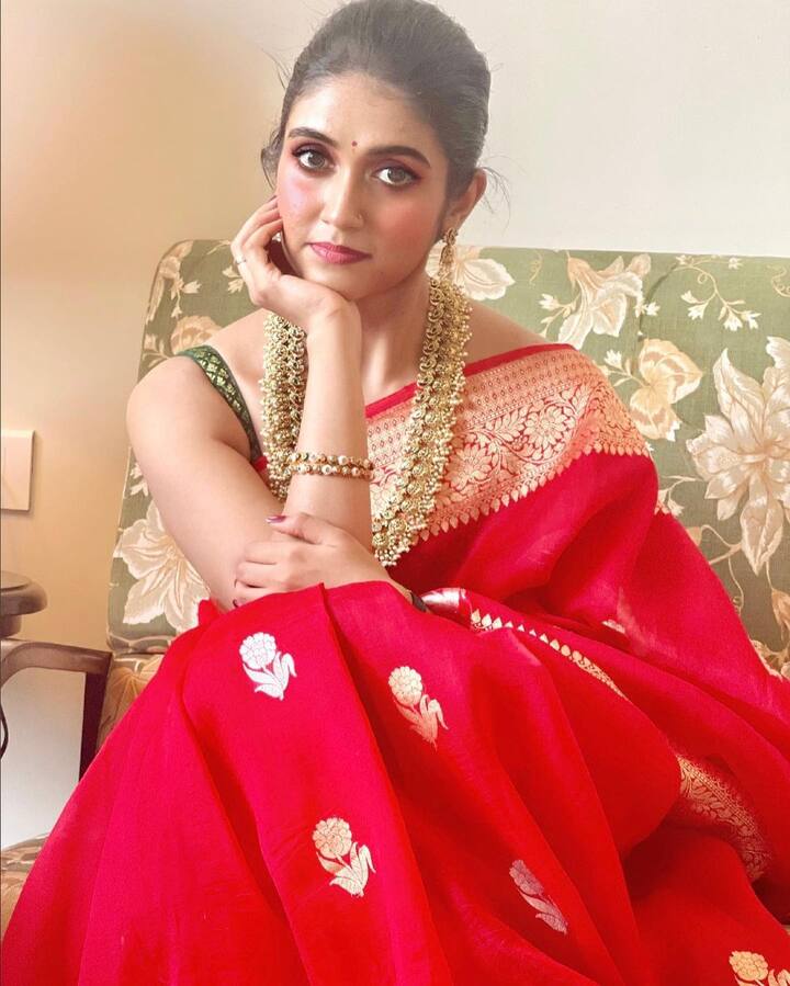 या फोटोत रिंकू ट्रॅडिशनल अवतारात दिसत आहे, लाल रंगाच्या साडीत रिंकू फार सुंदर दिसत आहे.(photo:iamrinkurajguru/ig)