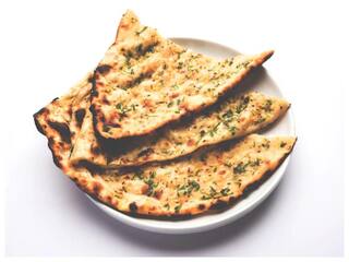 Garlic Naan Recipe: दाल मखनी के साथ परोसें रेस्तंरा जैसा गार्लिक नान, डिनर में लग जाएगा चार चांद