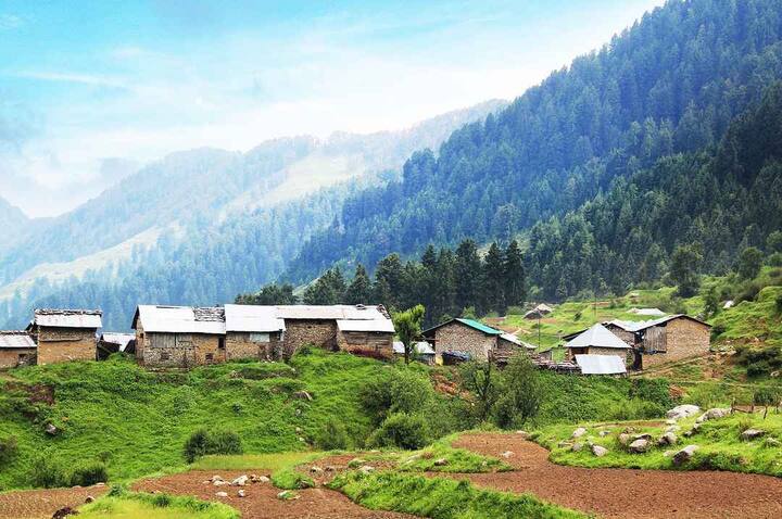 परवाणू - चंडीगढ़ से सिर्फ 36 किलोमीटर की दूरी पर मौजूद परवाणू हिल स्टेशन तक पहुंचने में एक घंटे का वक्त लगता है. नेचर लवर्स के लिए यहां का सनसेट प्वाइंट काफी पसंदीदा है. यहां पर घूमने के लिए गोरखा फोर्ट, कैक्टस गार्डन समेत कई खास जगहें हैं.