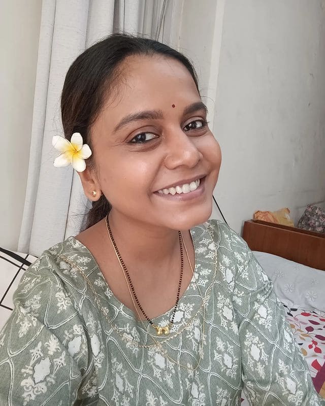 हेमांगीनं तिचे काही फोटो शेअर करुन त्याला कॅप्शन दिलं, 'साता जन्माच्या गोष्टी! नवऱ्यासाठी निर्जळी उपवास करण्यापेक्षा त्याच्या नाकी नऊ न आणणं हे जास्त महत्वाचं आणि फलदायी व्रत आहे कुठल्याही बायकोसाठी! वडाची फांदी तोडून घरी आणून पुजण्यापेक्षा किंवा वडाच्या झाडाला दोरा गुंडाळण्यापेक्षा आपल्या नवऱ्याच्या नावाचं झाड प्रत्येक वर्षी लावलं तर फक्त त्याचंच नाही तर आपलं ही आयुष्य वाढेल कदाचित! काय?'(photo:hemangiikavi/ig)