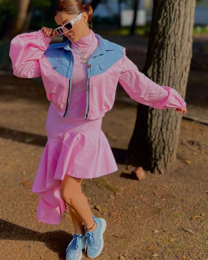 हाल ही में, एक्ट्रेस ने अपनी स्टनिंग फोटोज शेयर की हैं, जिसमें उन्होंने अपने ग्लैमर को छोड़ कूल लुक से सुर्खियां बटोरी हैं.