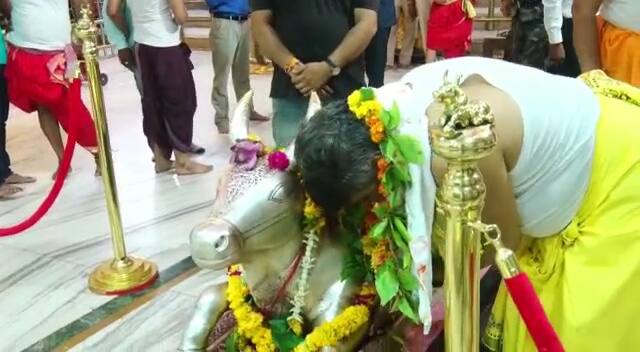 कैलाश विजयवर्गीय ने कहा कि भगवान ने सब कुछ दिया है. भगवान महाकाल से कुछ और मांगने की जरूरत ही नहीं है. उन्होंने भारतीय जनता पार्टी के प्रत्याशियों को लेकर बयान दिया कि बीजेपी के कार्यकाल में काफी विकास कार्य हुए हैं. बीजेपी प्रत्याशी की हार और जीत के प्रश्न की बजाय यह पूछा जाना चाहिए कि कितने लाख वोट से बीजेपी के प्रत्याशी जीतने वाले है ?