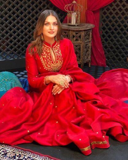 ਟ੍ਰੈਡੀਸ਼ਨਲ ਡ੍ਰੈੱਸ ਪਹਿਨ ਕੇ ਹਿਮਾਂਸ਼ੀ ਖੁਰਾਣਾ ਨੇ ਦਿੱਤੇ ਕਾਤਲਾਨਾ ਪੋਜ਼