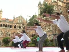 International Yoga Day 2022: રેલવે સ્ટેશન પર કર્મચારીઓએ કર્યા યોગ, જુઓ તસવીરો