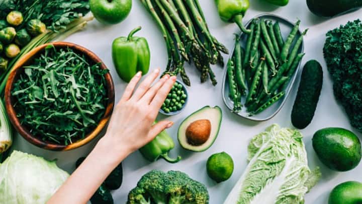 সময়ের সঙ্গে সঙ্গে বিবর্তন ঘটেছে খাদ্যাভ্যাসেরও। সবুজ শাক-সবজি কাঁচা খাওয়ার পরামর্শও দেন অনেকে।