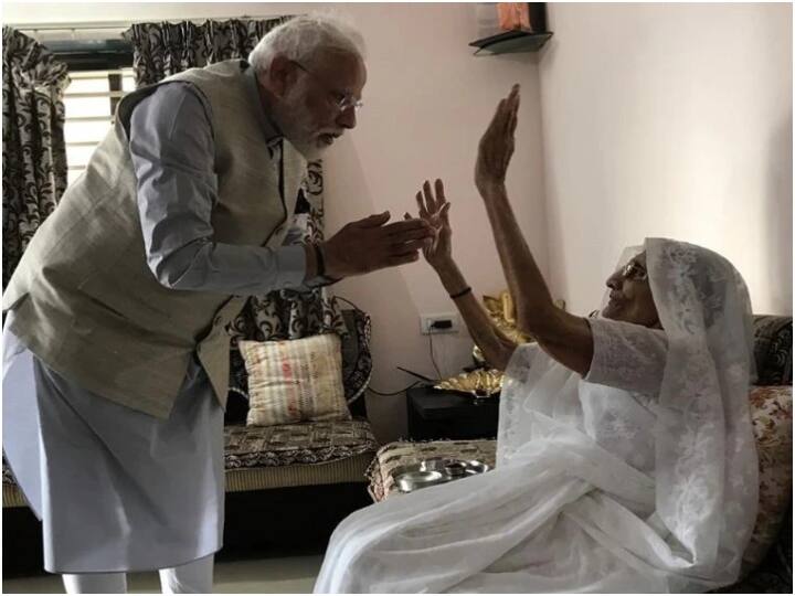 PM Narendra Modi will meet his mother Heeraben Modi on June 18 to celebrate her 100th birthday PM Modi Gujarat Visit: जन्मदिन पर मां से मिलने जाएंगे पीएम मोदी, गांधीनगर में एक सड़क का नाम बदलकर रखा जाएगा 'पूज्य हीरा मार्ग'