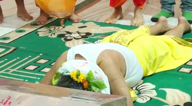 राष्ट्रीय महासचिव कैलाश विजयवर्गीय ने भगवान महाकाल को साष्टांग प्रणाम भी किया. इसके बाद उन्होंने नंदी जी के कानों में अपने मन की मनोकामना बोली और फिर मंदिर परिसर से बाहर निकले.