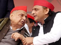 ऐसे थे नेता जी: मुलायम सिंह यादव ने सीएम की कुर्सी पर बैठे अखिलेश यादव की मंच पर ही लगा दी थी डांट