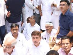 कांग्रेस मुख्यालय पर पार्टी कार्यकर्ताओं और पुलिस में टकराव, देखें तस्वीरें