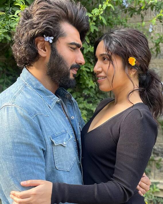 The Lady Killer: शूटिंग के दौरान एक दूसरे की आंखों में खोए अर्जुन कपूर और भूमि पेडनेकर, 'द लेडी किलर' के सेट से सामने आई ये फोटोज