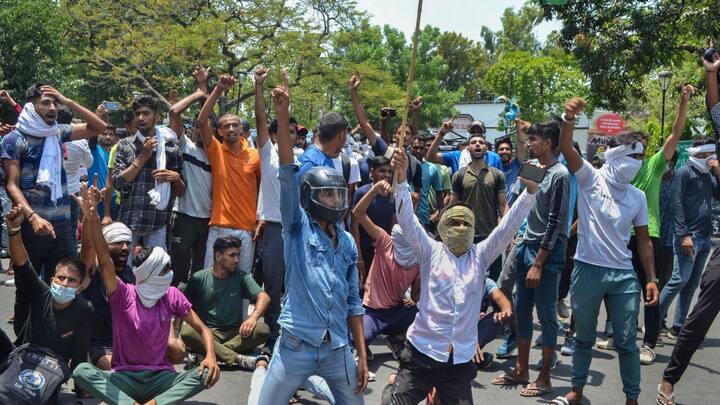 হরিয়ানায় পুলিশকে গুলি চালাতে হয়। উত্তরপ্রদেশের মীরাটেও বিক্ষোভের জেরে তুলকালাম হয়েছে। ছবি: পিটিআই